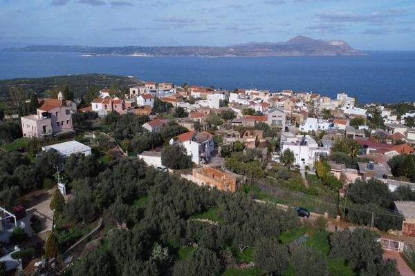 Kreta, Kokkino Chorio: Eckgrundstück in der Nähe des Dorfes und der Einkaufsmöglichkeiten zu verkaufen