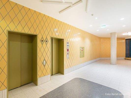 Eingangsbereich mit Blick auf  2 Aufzüge, Mietobjekt Bonner Str. 168, Raderberg
