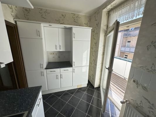 Küche mit Zugang zum Balkon