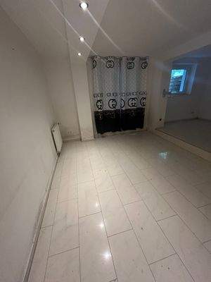 Raum mit Ausgang Terrasse