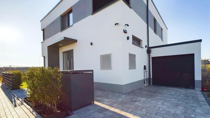 Hustür und Garage