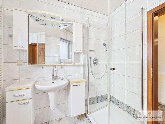 Badezimmer mit Dusche & Wanne