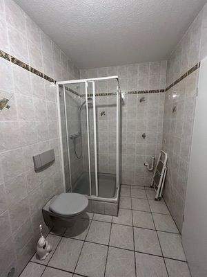 Badezimmer mit Dusche u. Waschmaschinenanschluss  