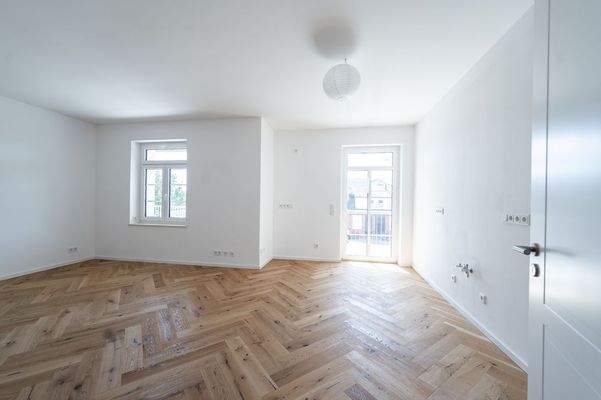 Wohnzimmer mit offener Küche