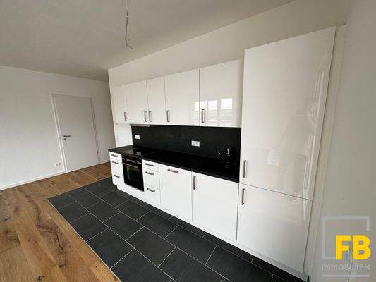 Die moderne Einbauküche ist im Mietpreis enthalten