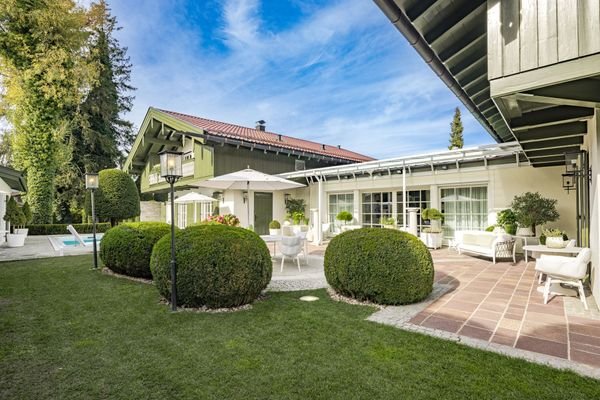 Gartenanlage mit überdachter Terrasse und Wintergarten