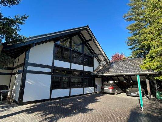 Hausansicht und Doppelcarport.JPG