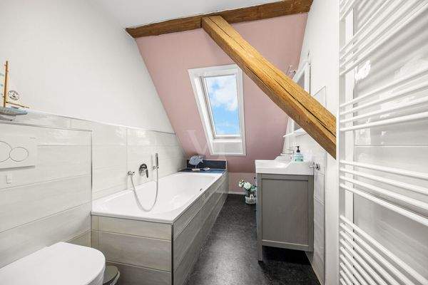 Badezimmer mit Badewanne (1.OG)