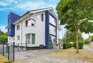 Einfahrt zu den Garagen