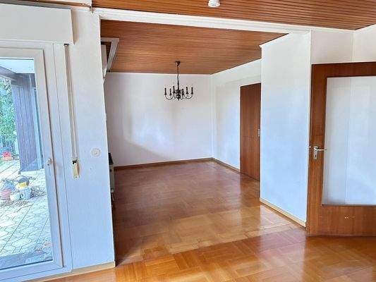 Gemütliche, offen gestaltete Essecke mit traumhaftem Ausblick ins Grüne