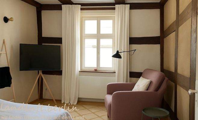 Schlafzimmer mit Fenster zur Straße Kopie.jpg