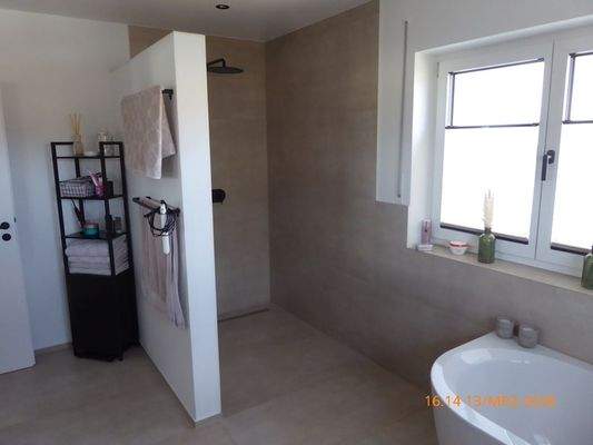 Bad mit großzügiger Dusche.JPG