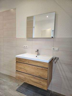 Großes Duschbad mit Waschtisch