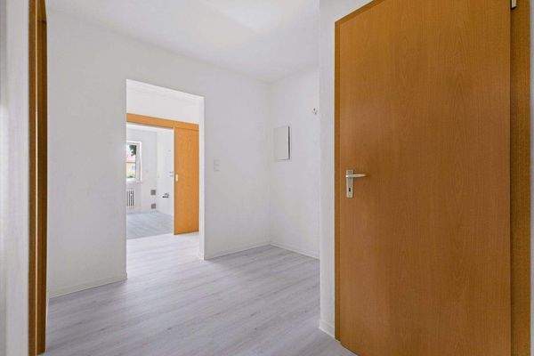 Whg Flur mit Blick in Küche