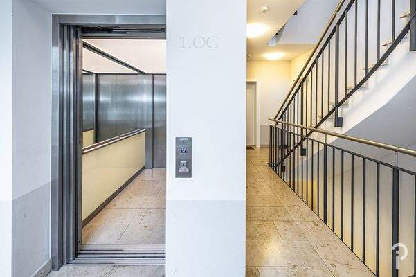 Treppenhaus mit Aufzug