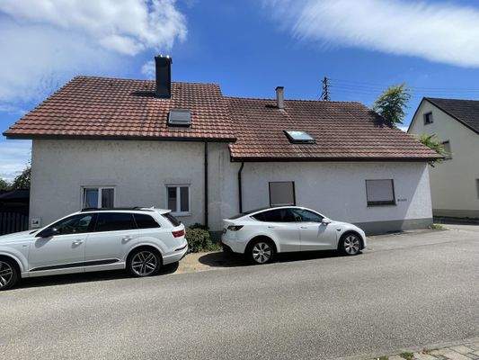 Links Anbau, rechts historisches Haus