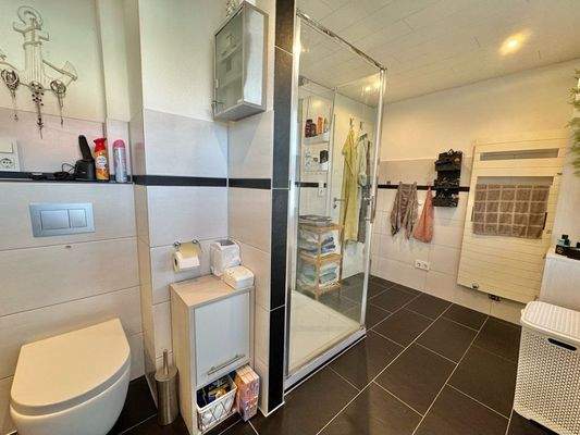 ... mit Dusche (OG).