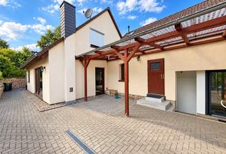 Gepflasterter Innenhof mit Überdachung