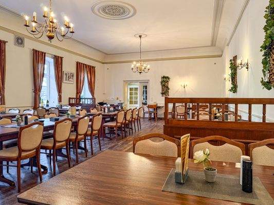 8. Sitzplätze für bis zu 60 Personen.jpg