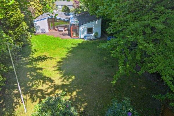 Luftaufnahme des großzügigen Baugrundstücks – Ihr Raum für neue Visionen