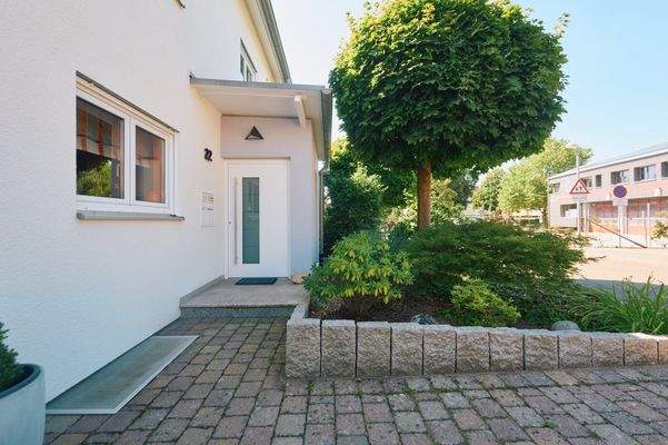 Objektansicht mit Kfz-Stellplatz und Eingangstüre 