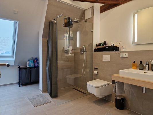 Tageslichtbad mit Dusche