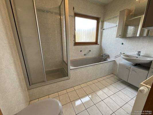 Tageslichtbad mit Badewanne und Dusche