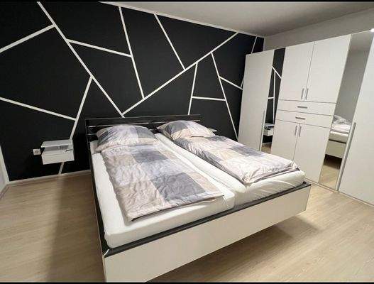 Das großzügige Schlafzimmer