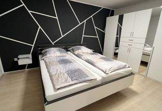 Das großzügige Schlafzimmer