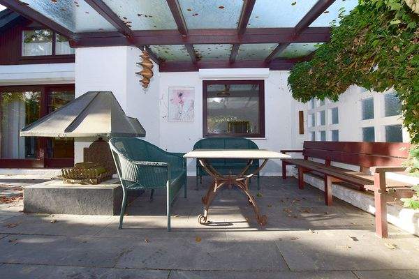 Der überdachte Teil der Terrasse erlaubt Grillen auch bei Regen ...