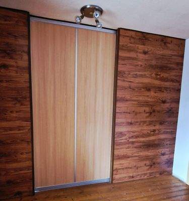 Trennwand mit Schiebetür, ggf. für Ankleidezimmer