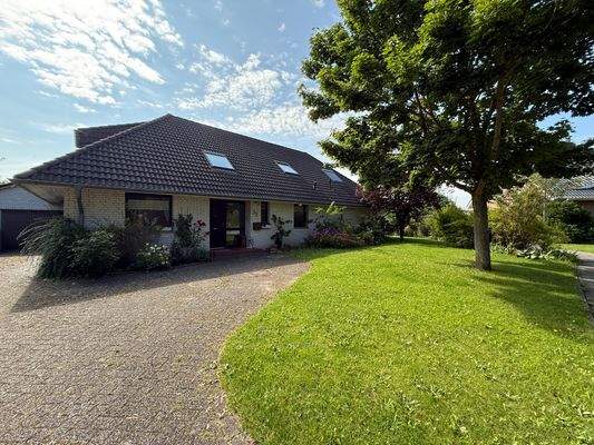 Auffahrt und Eingang