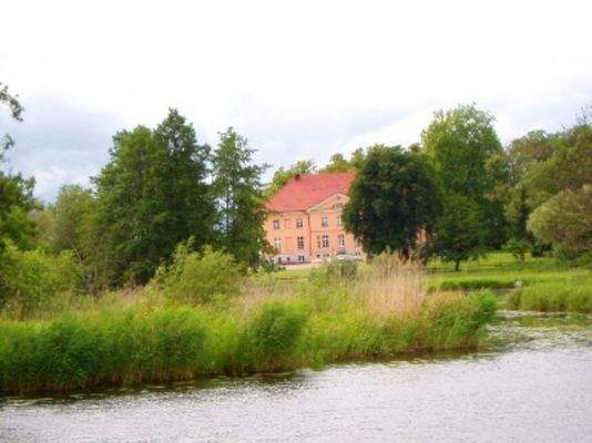 Gutshaus von Süden mit Peene