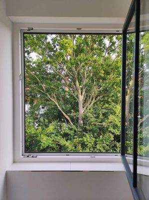 Badfenster mit grüner Aussicht