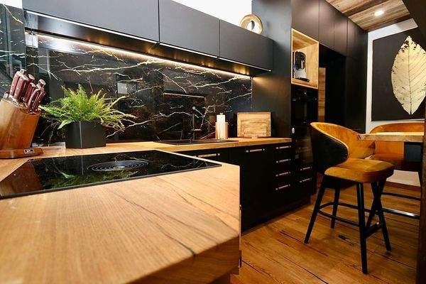 Die moderne schwarze Küche 