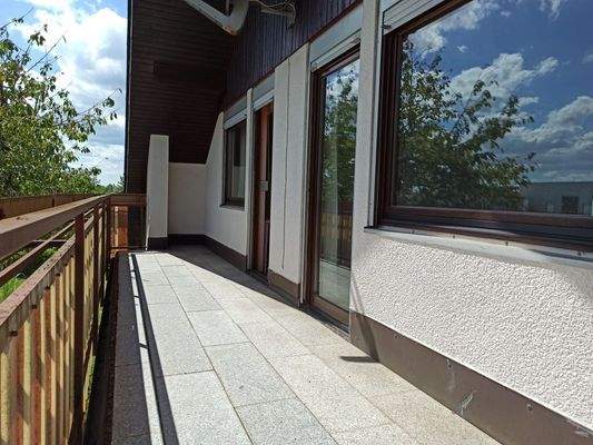 der sonnige Balkon im DG