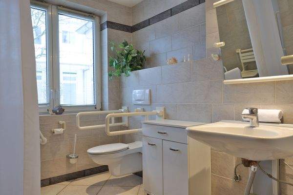 rollstuhlgerechte Tageslichtduschbad