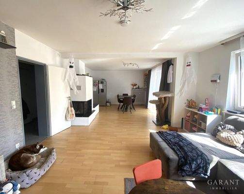 Blick vom Wohn- in den Essbereich