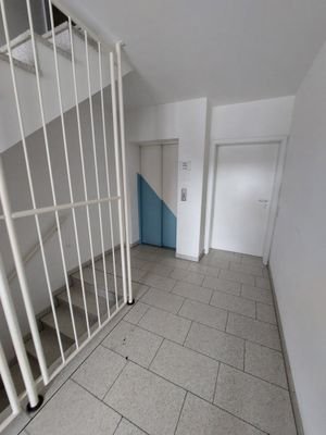 Treppenhaus mit Aufzug.jpg