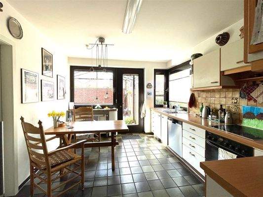 Küche mit Zugang zur Terrasse