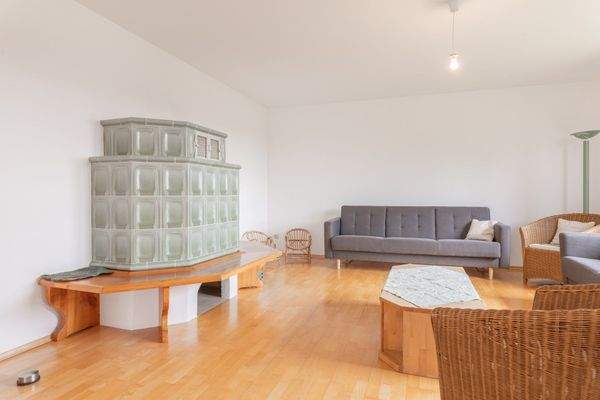 Wohnzimmer mit Kachelofen