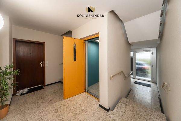 Treppenhaus mit Aufzug