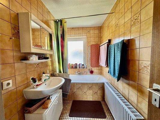 Tageslichtbad mit Wanne