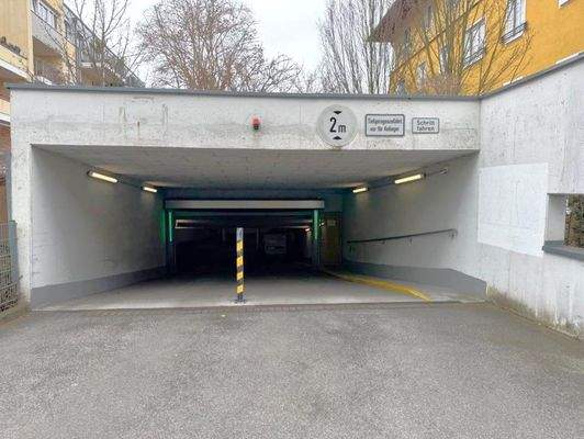 Tiefgarage Einfahrt