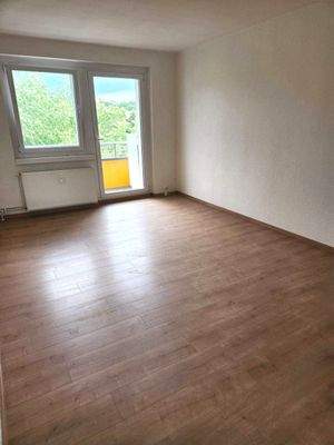 Wohnzimmer mit Balkon