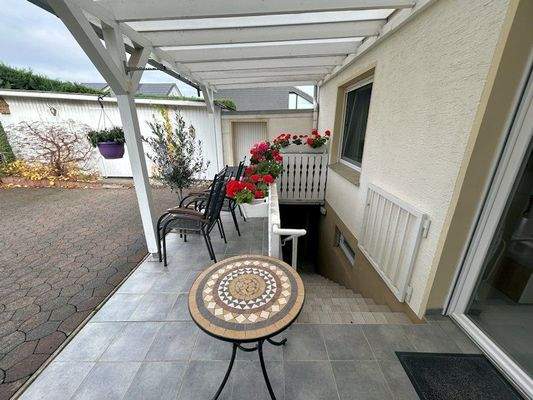 überdachter Freisitz und Kellereingang