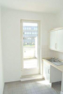 Küche mit Zugang zur Dachterrasse