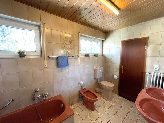 OG Bad m. Wanne u. Dusche