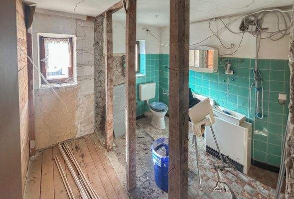 Bad OG im Renovierungszustand