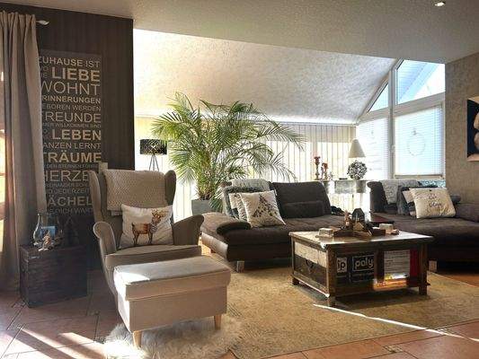 Wohnzimmer mit Blick in den Wintergarten